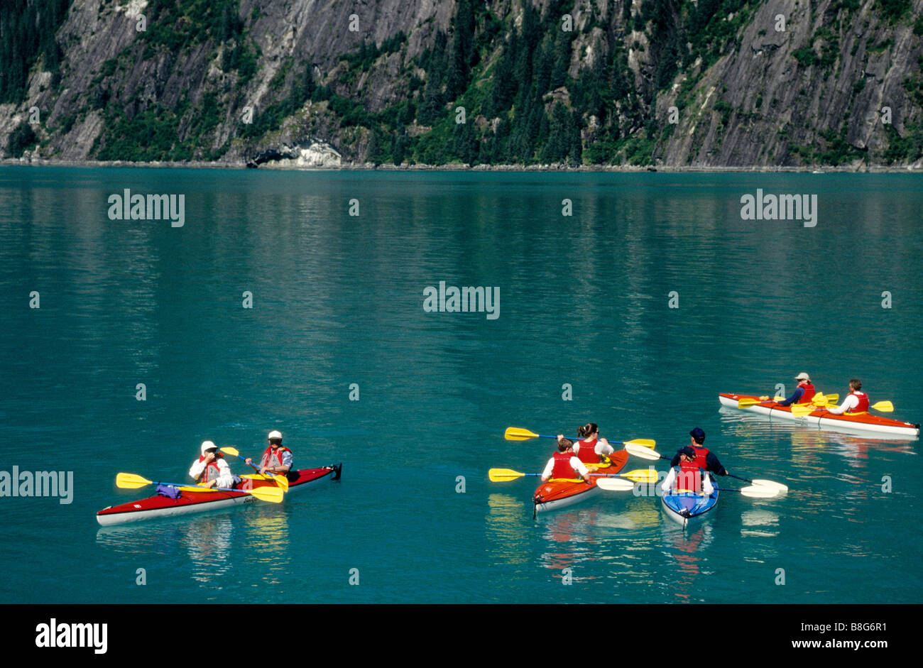 Kayak à Tracy Arm, le passage de l'Intérieur, de l'Alaska Banque D'Images Kayak à Tracy Arm, le passage de l'Intérieur, de l'Alaska Banque D'Images