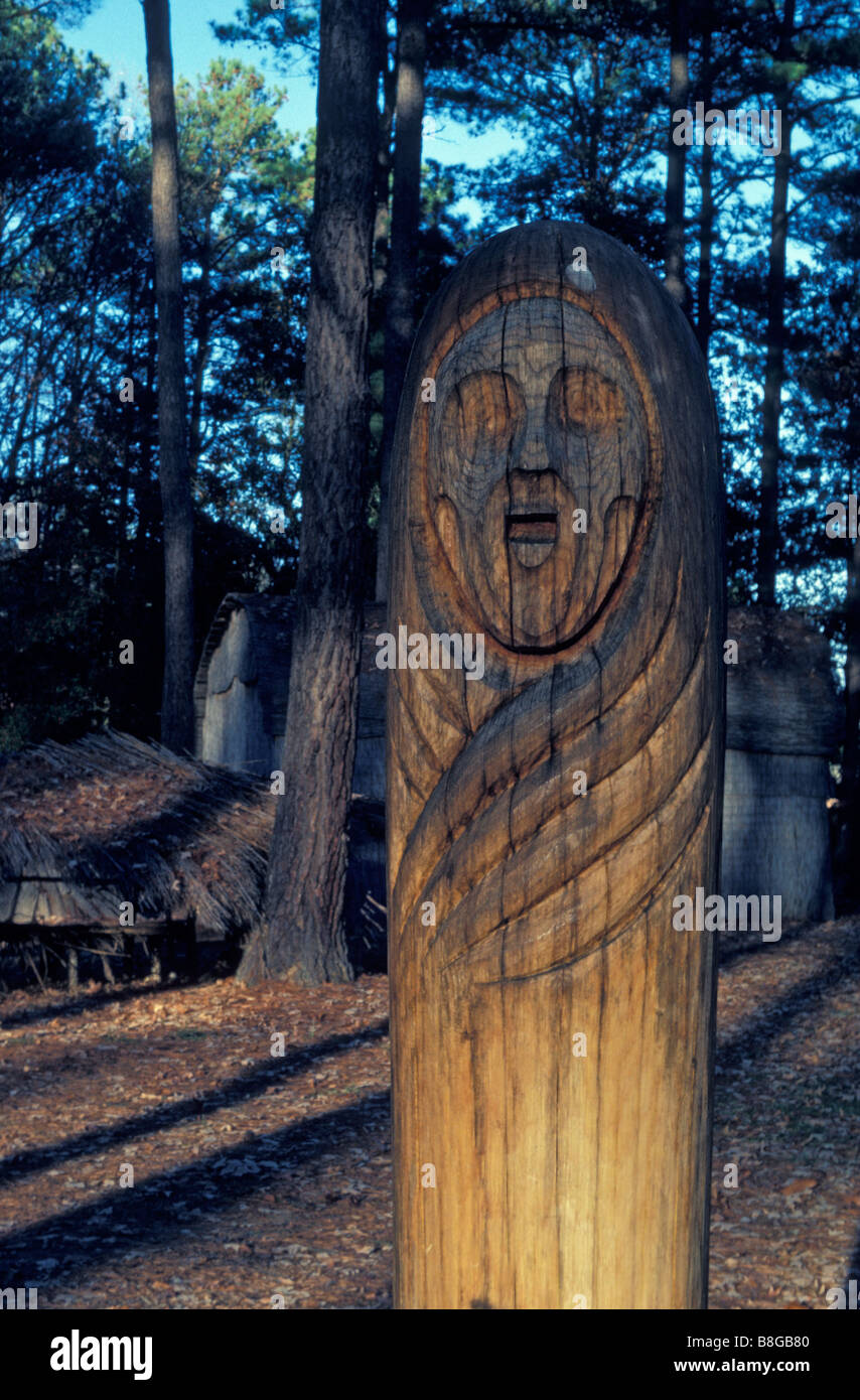 La sculpture sur bois dans Village indien Powhatan Banque D'Images