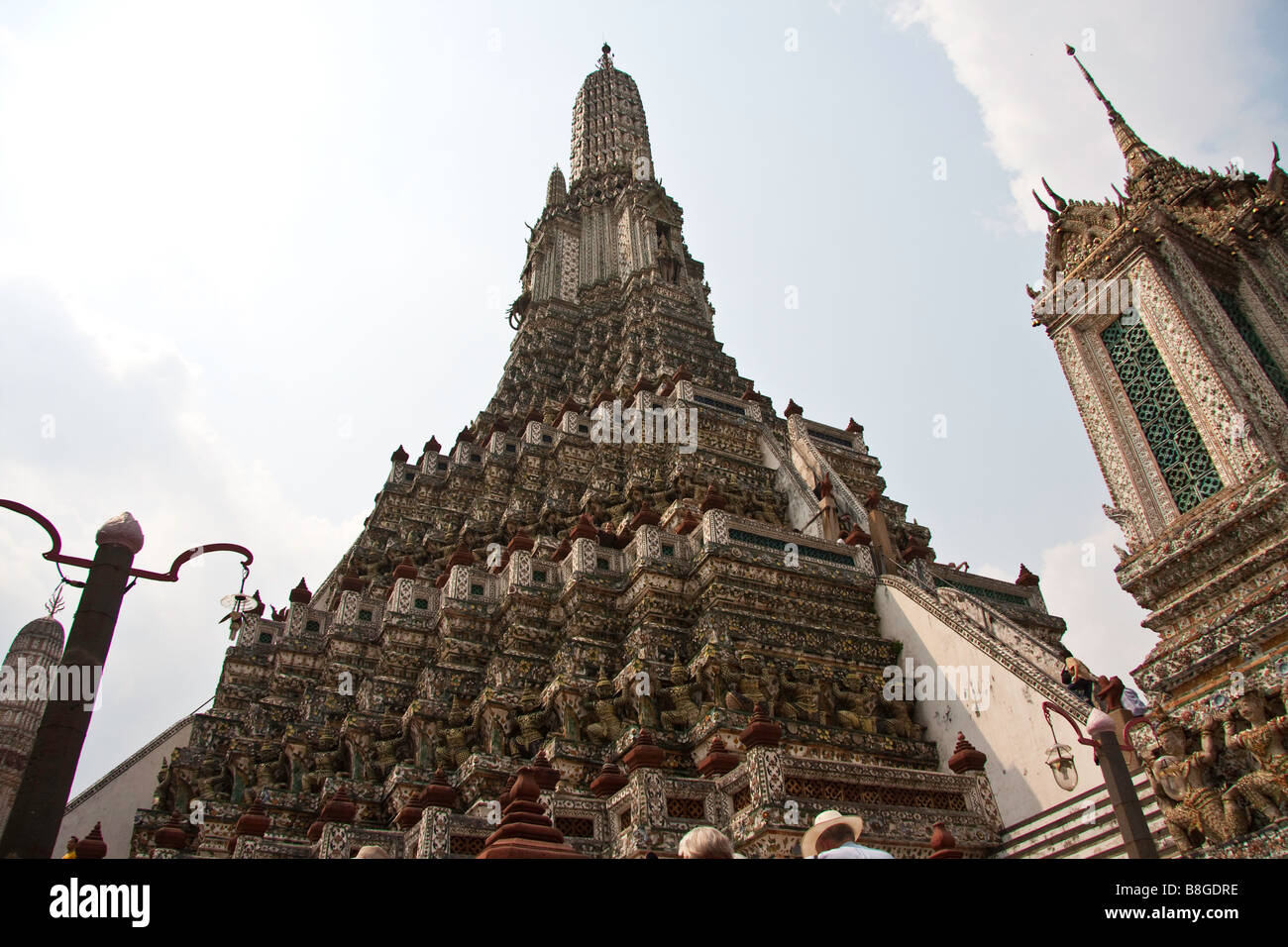 Le grand et intéressant Wat Arun à Bangkok en Thaïlande, l'esprit les étapes. Banque D'Images