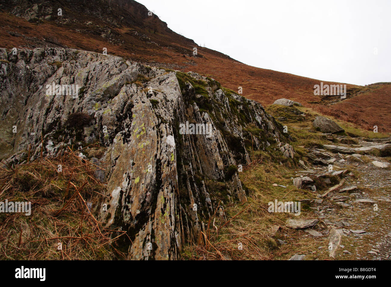 Un grand rocher en vue sur campagne dans le Lake District Banque D'Images