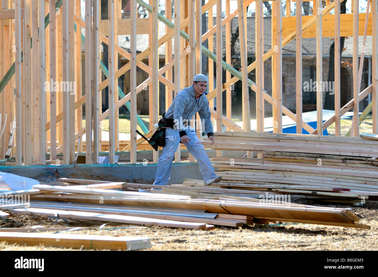Un ouvrier se prépare à reprendre à bois d'une nouvelle maison du site de construction. Oklahoma City, Oklahoma, USA. Banque D'Images