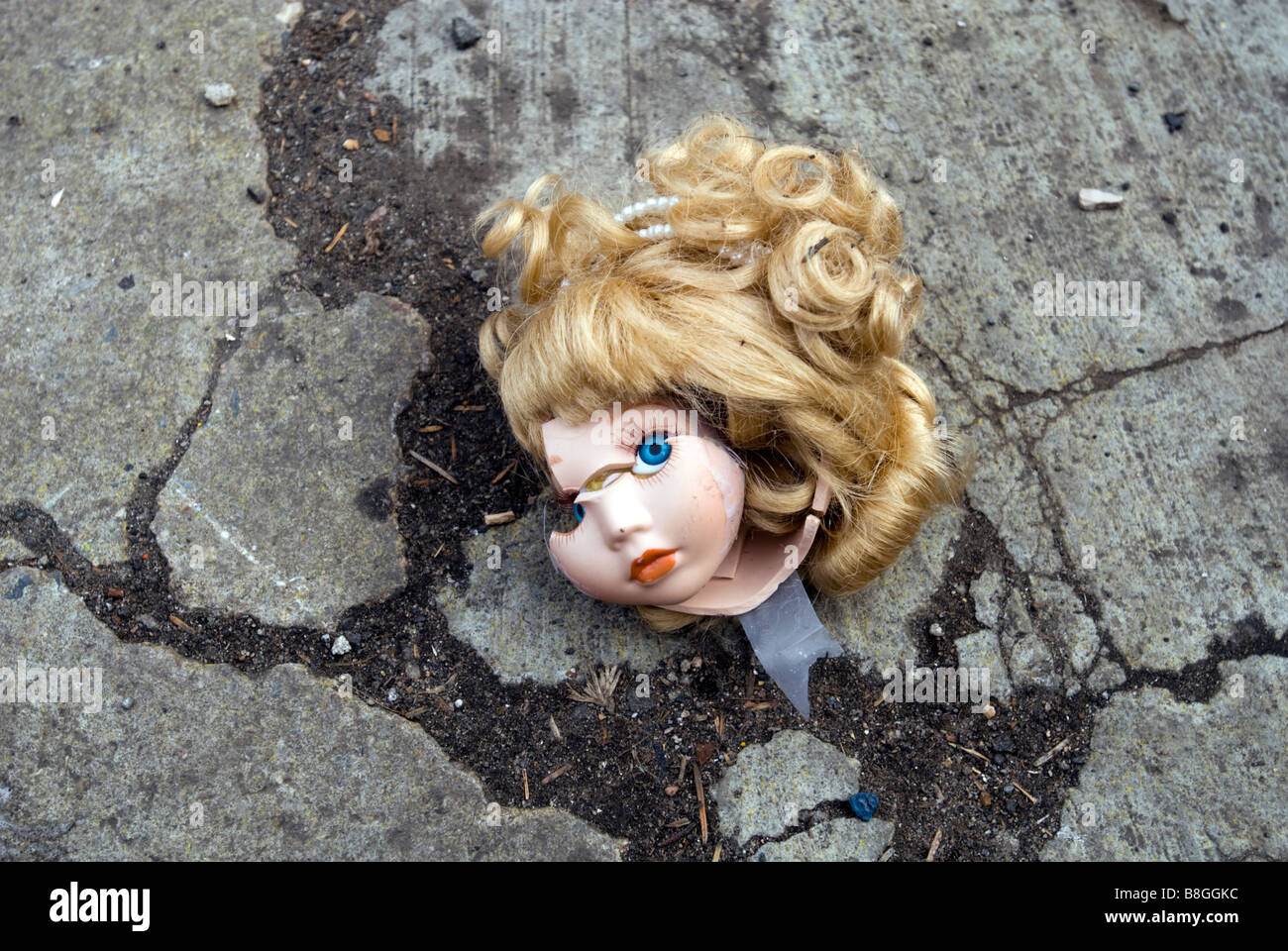 Tête de poupées décapitées dans la rue le samedi 14 février 2009 Richard B Levine Banque D'Images