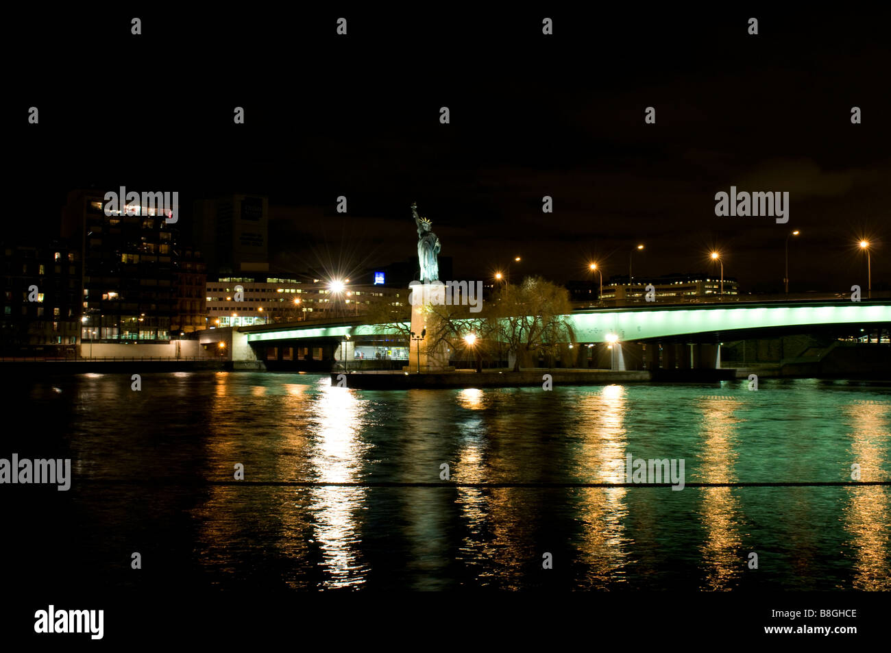 Statue de la Liberté française sur la Seine à Paris la nuit Banque D'Images