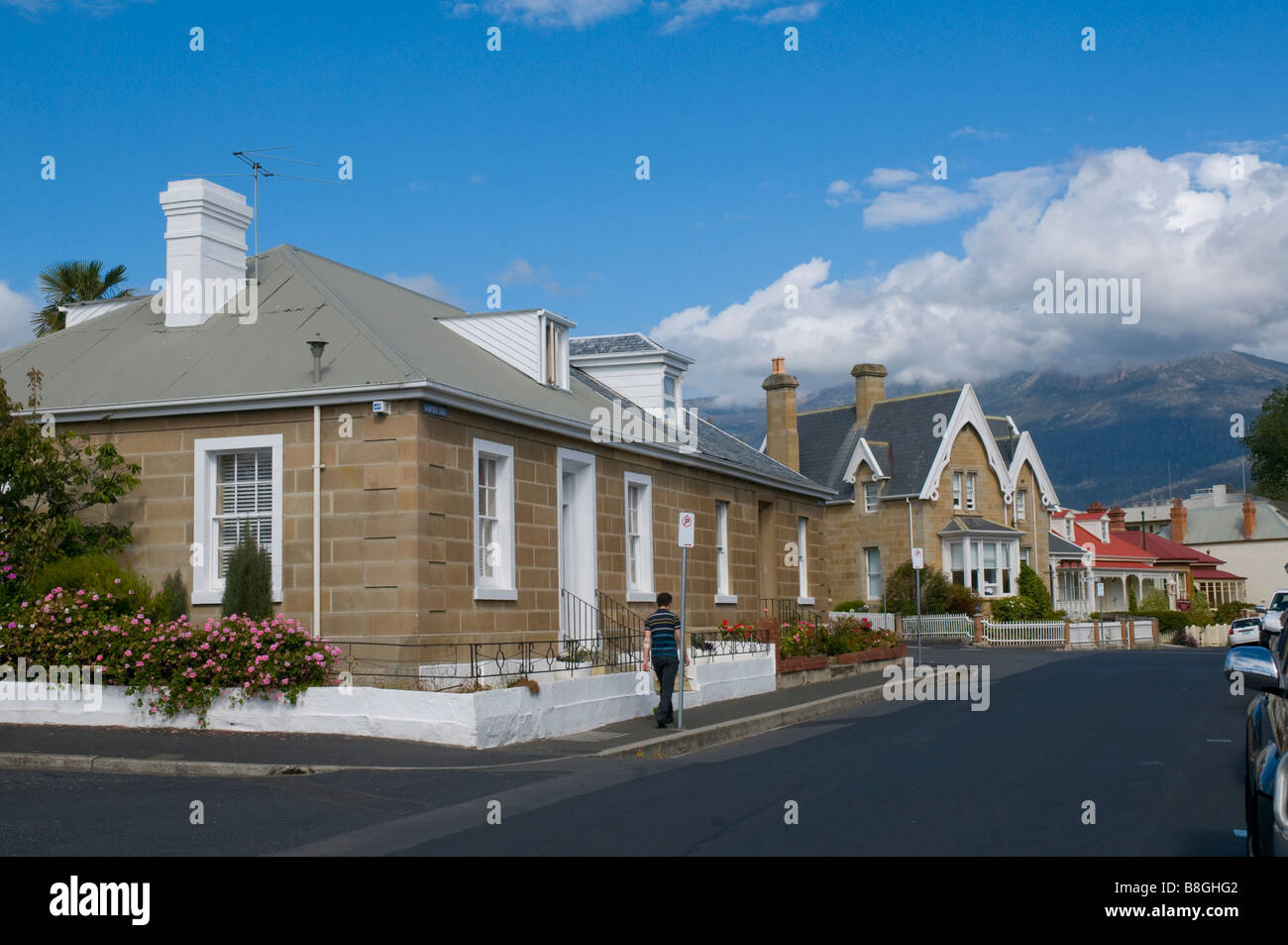 Vieilles maisons en pierre de style géorgien Hampden Road Hobart Tasmanie avec Battery Point Mount Wellington dans l'arrière-plan Banque D'Images