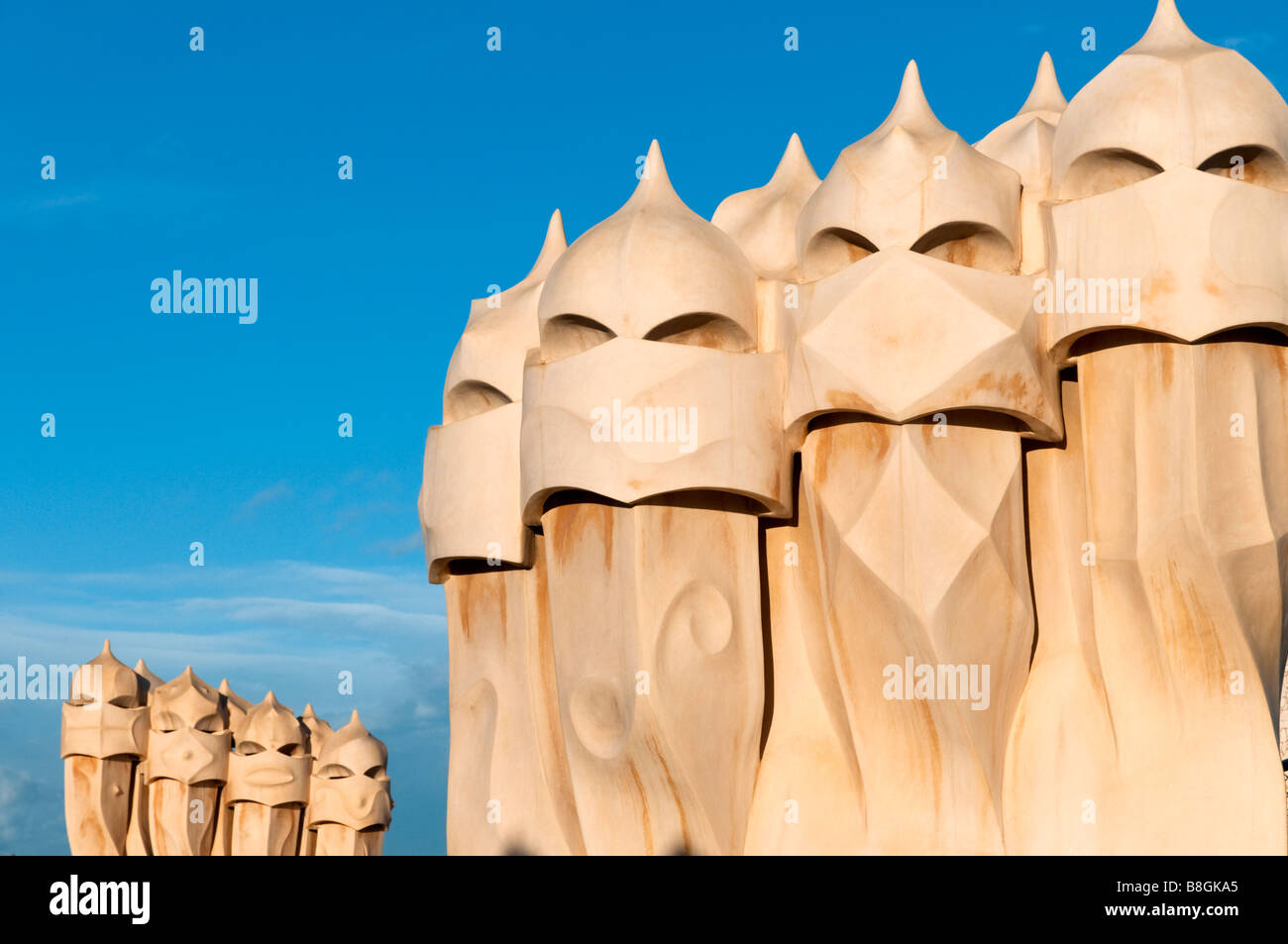 Cheminées sur le toit de la Casa Mila par Antoni Gaudi Barcelone, Espagne Banque D'Images