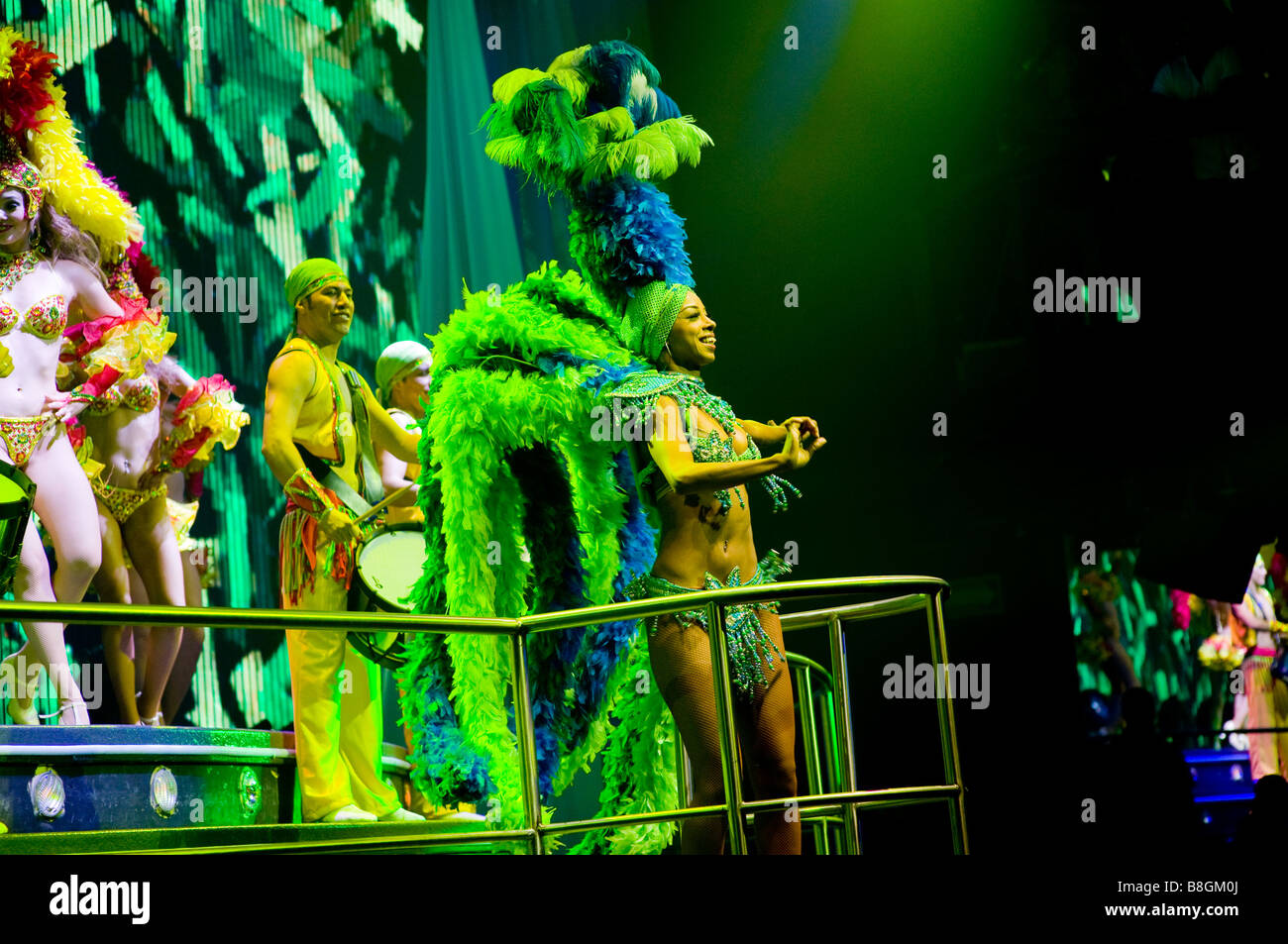 Danseurs dans des costumes de carnaval de Rio Coco Bongo discothèque Playa del Carmen et Cancun Mexique Banque D'Images