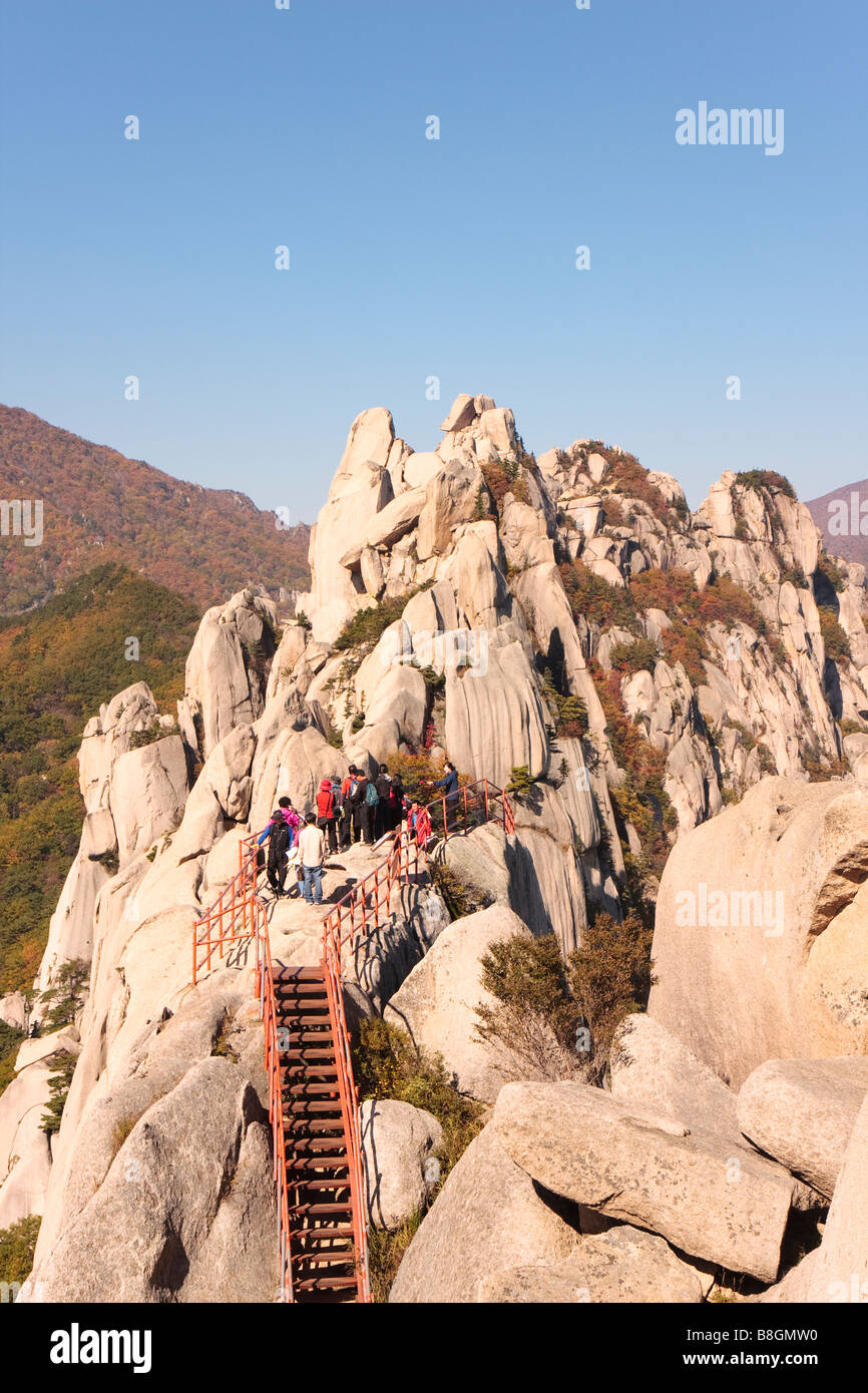 Les randonneurs se rassembleront sur une zone plate sur le dessus de UlsanBawi dans le Parc National de Seoraksan, la Corée du Sud. Banque D'Images