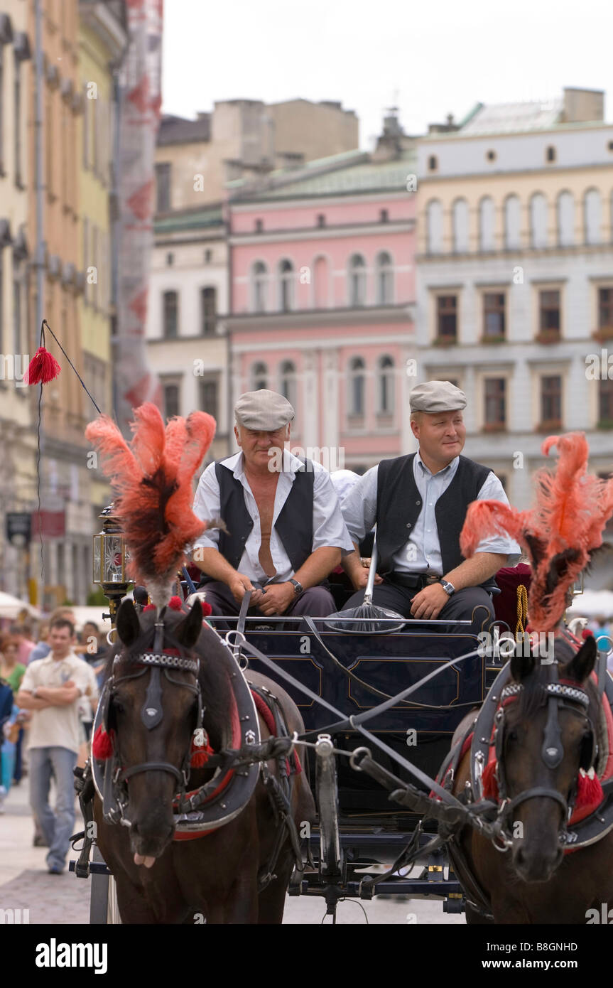 Pologne Cracovie la calèche sur Rynek Glowny Banque D'Images