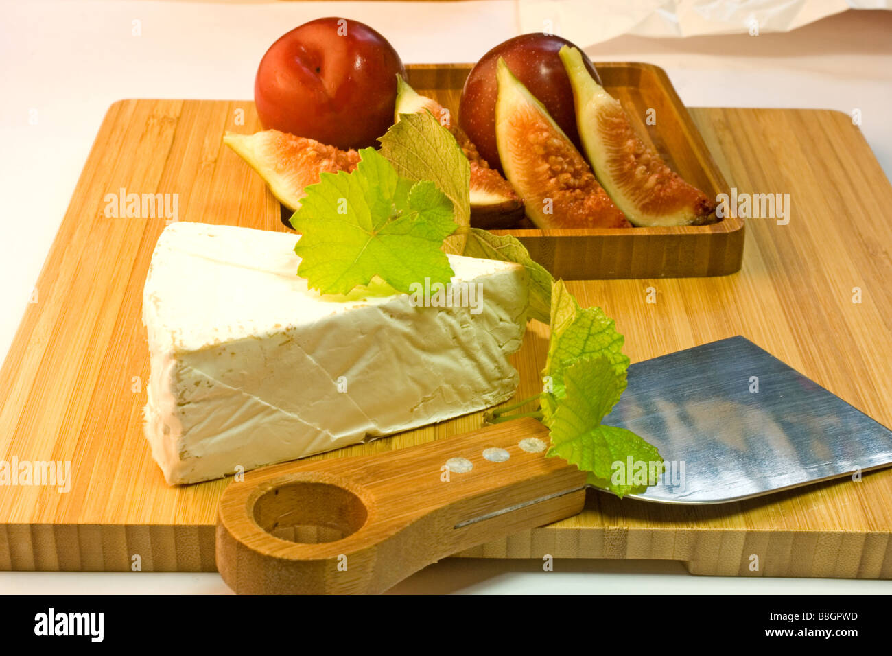 Le fromage et les fruits sur un plateau de fromages Banque D'Images