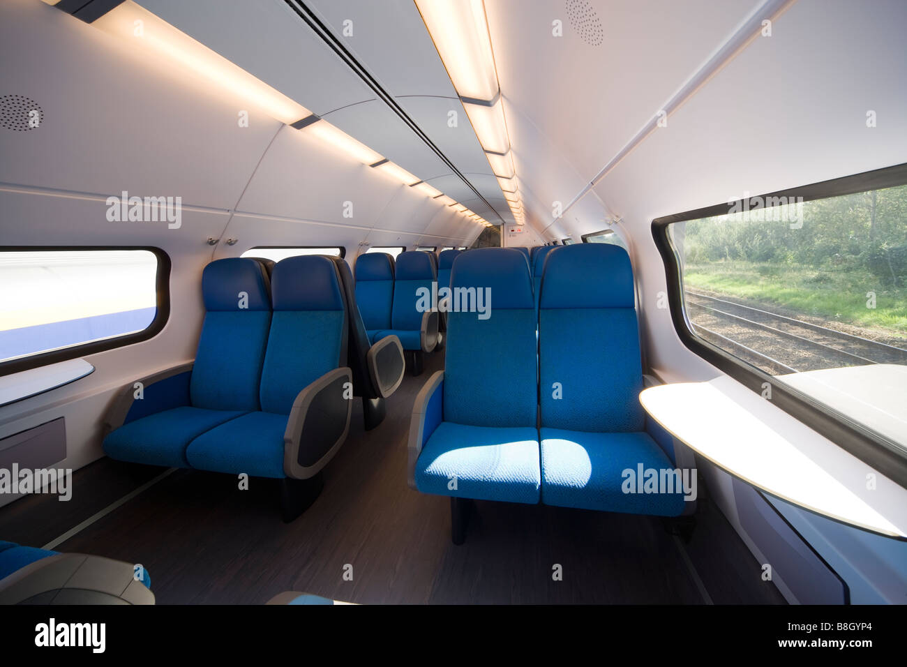 Intérieur du pont supérieur d'un double-decker ou bi-niveau néerlandais voiture train de banlieue. Banque D'Images