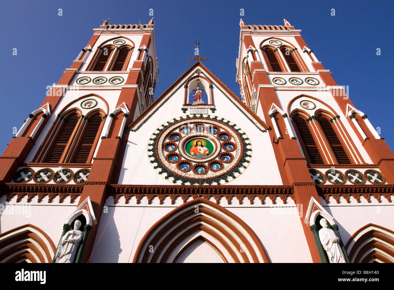L'Inde du Sud, Pondichéry Boulevard Sacré-Cœur de Jésus Église monument tours extérieurs Banque D'Images