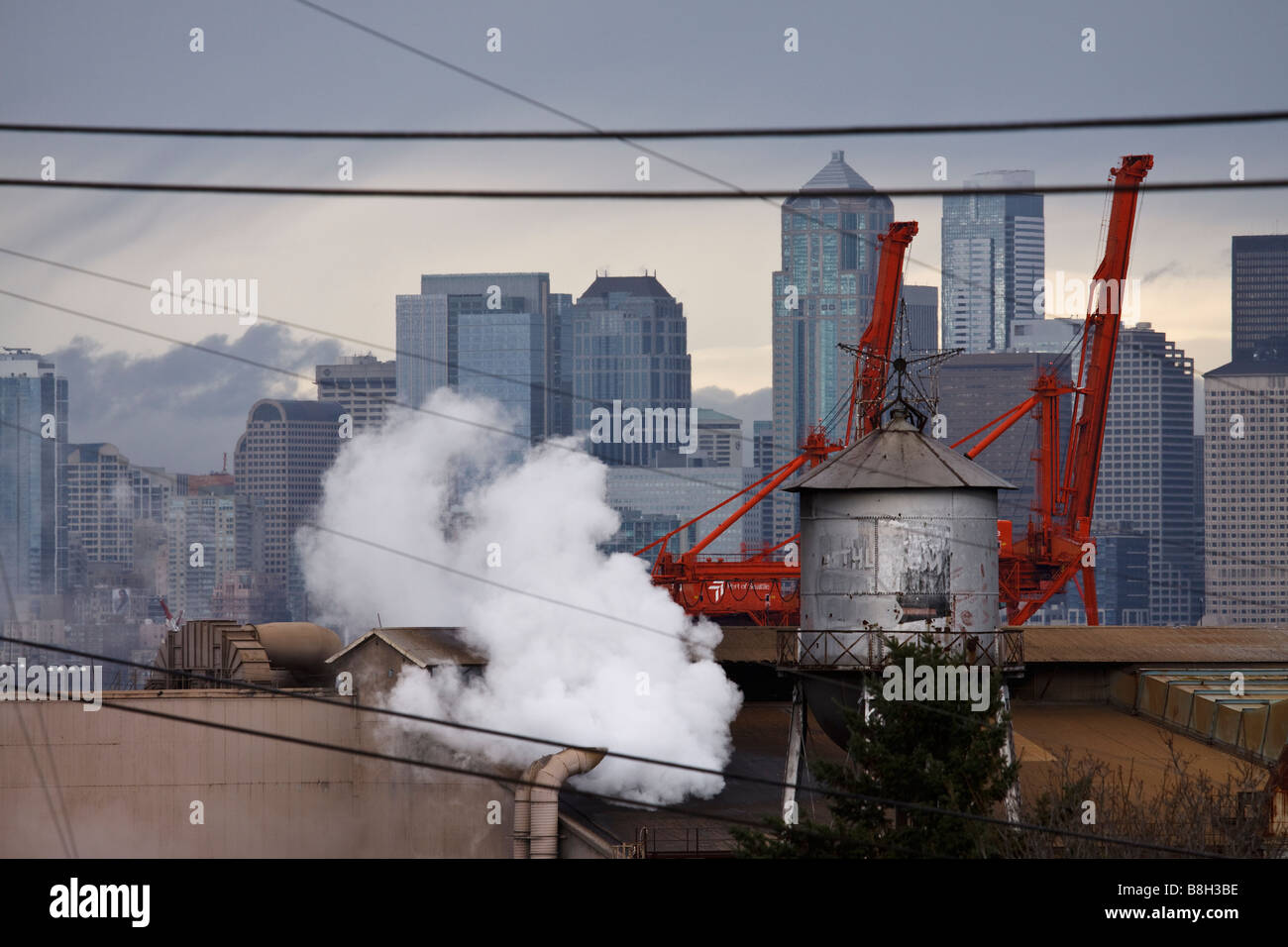 Nuage de vapeur de l'usine d'acier et sur les toits de la ville West Seattle Seattle Washington Banque D'Images