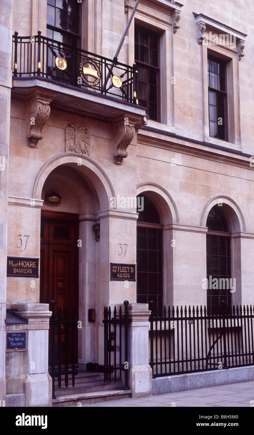Par l'entrée de la Banque Hoares 37 Fleet Street (arch : Charles Parker ; construit 1828-30), City of London, England Banque D'Images