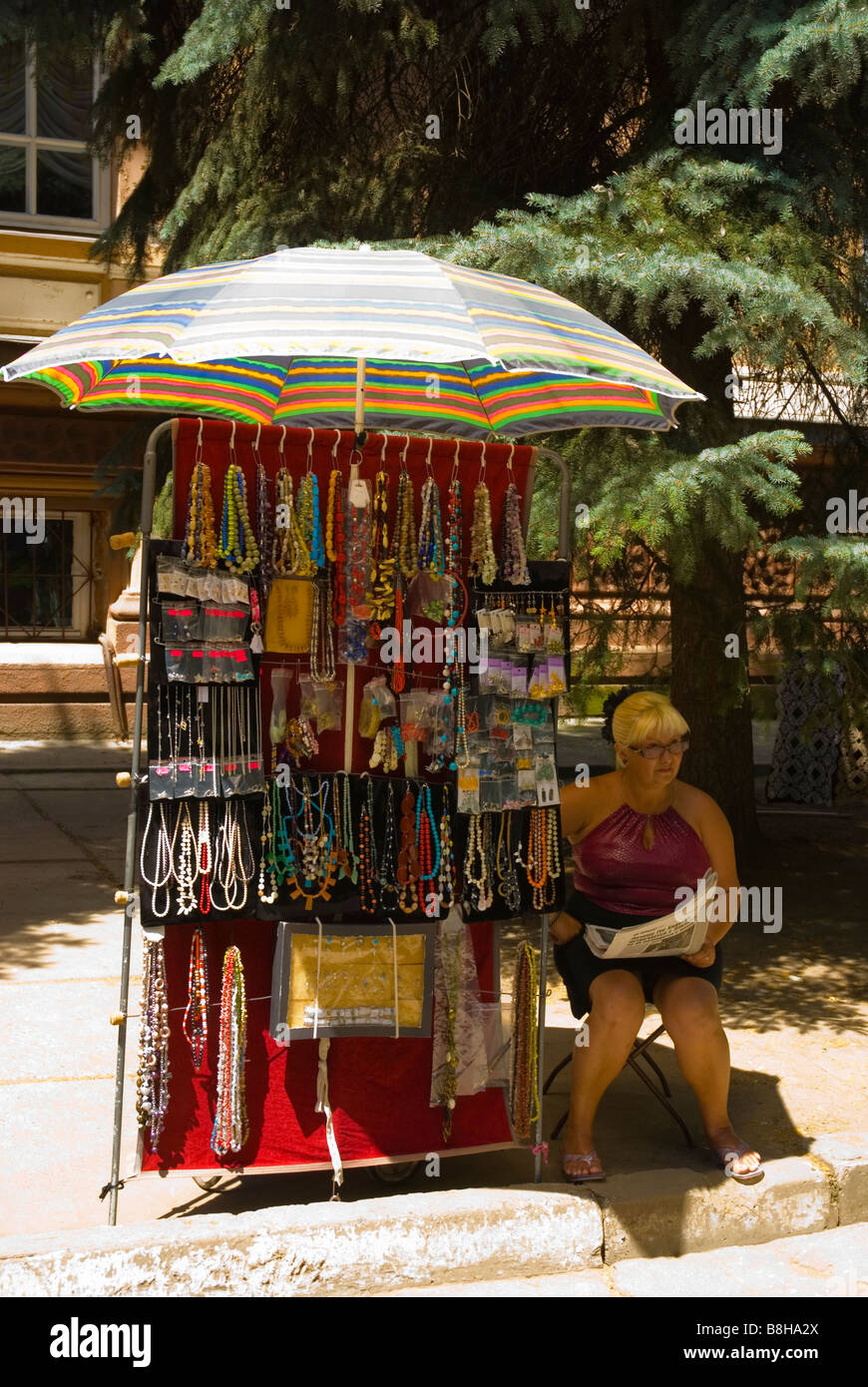 Décrochage du marché de l'artisanat vente le long de la rue principale à Chisinau Moldova Europe Banque D'Images