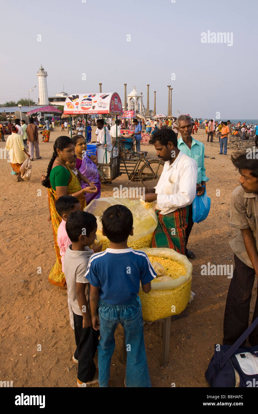 Les touristes indiens de Pondichéry Inde détente sur promenade du front de mer en fin d'après-midi Banque D'Images