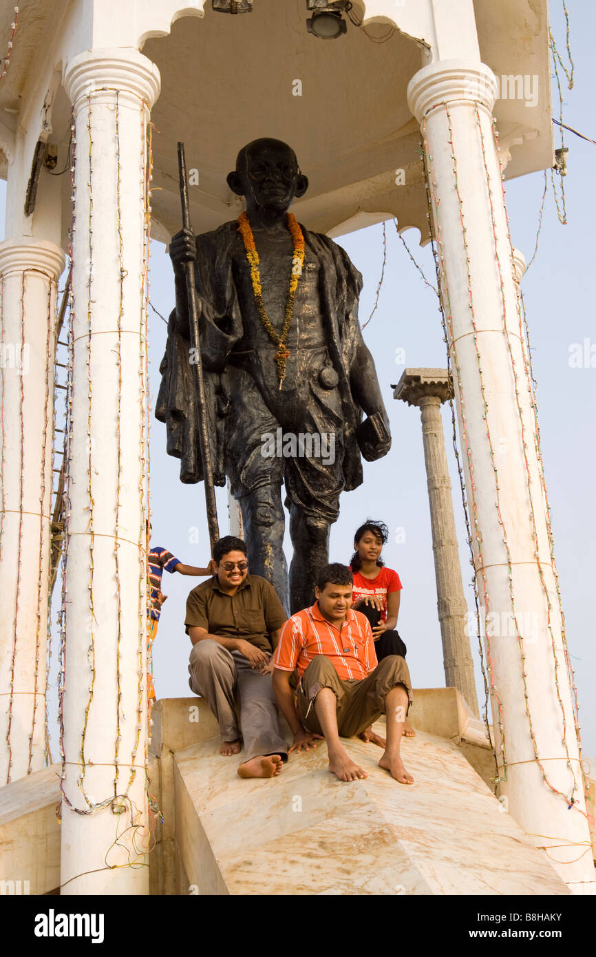 Inde Pondichéry touristes indiens posant sur front de mer statue de Gandhi Banque D'Images