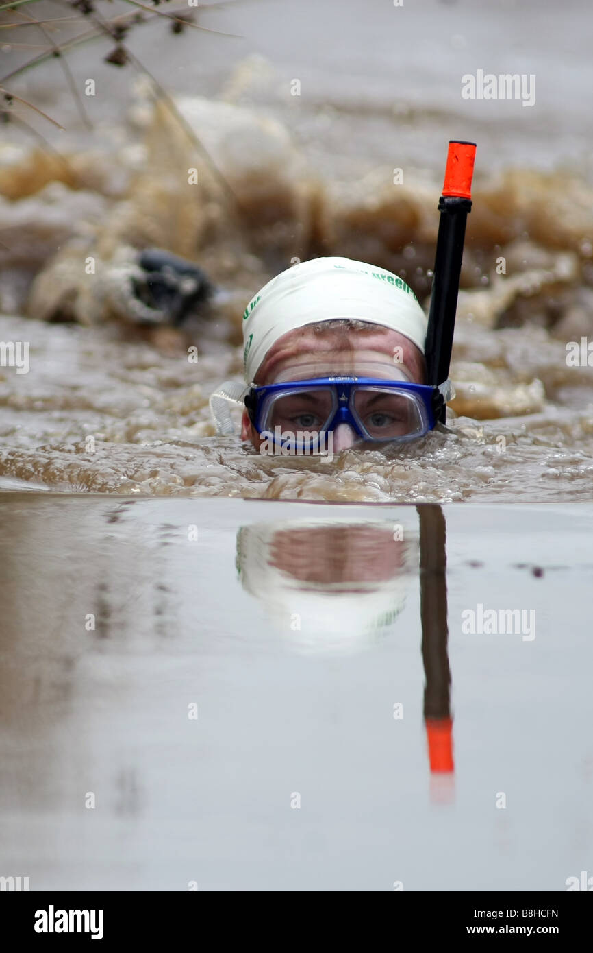 Participant aux Championnats du monde Bog Snorkling à Llanwrtyd Wells au Pays de Galles Banque D'Images