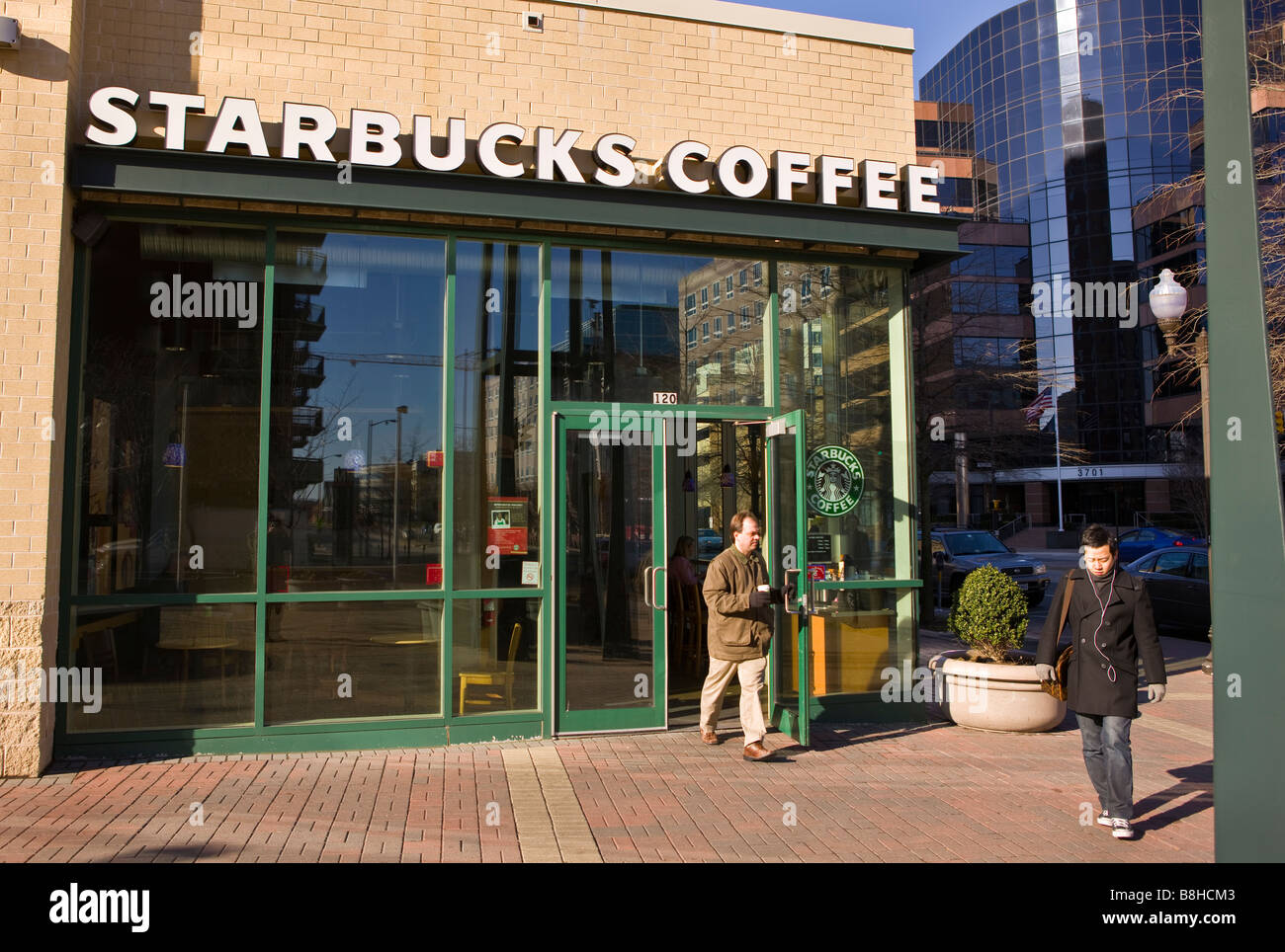 ARLINGTON VIRGINIA USA café Starbucks et des gens sur le trottoir Banque D'Images