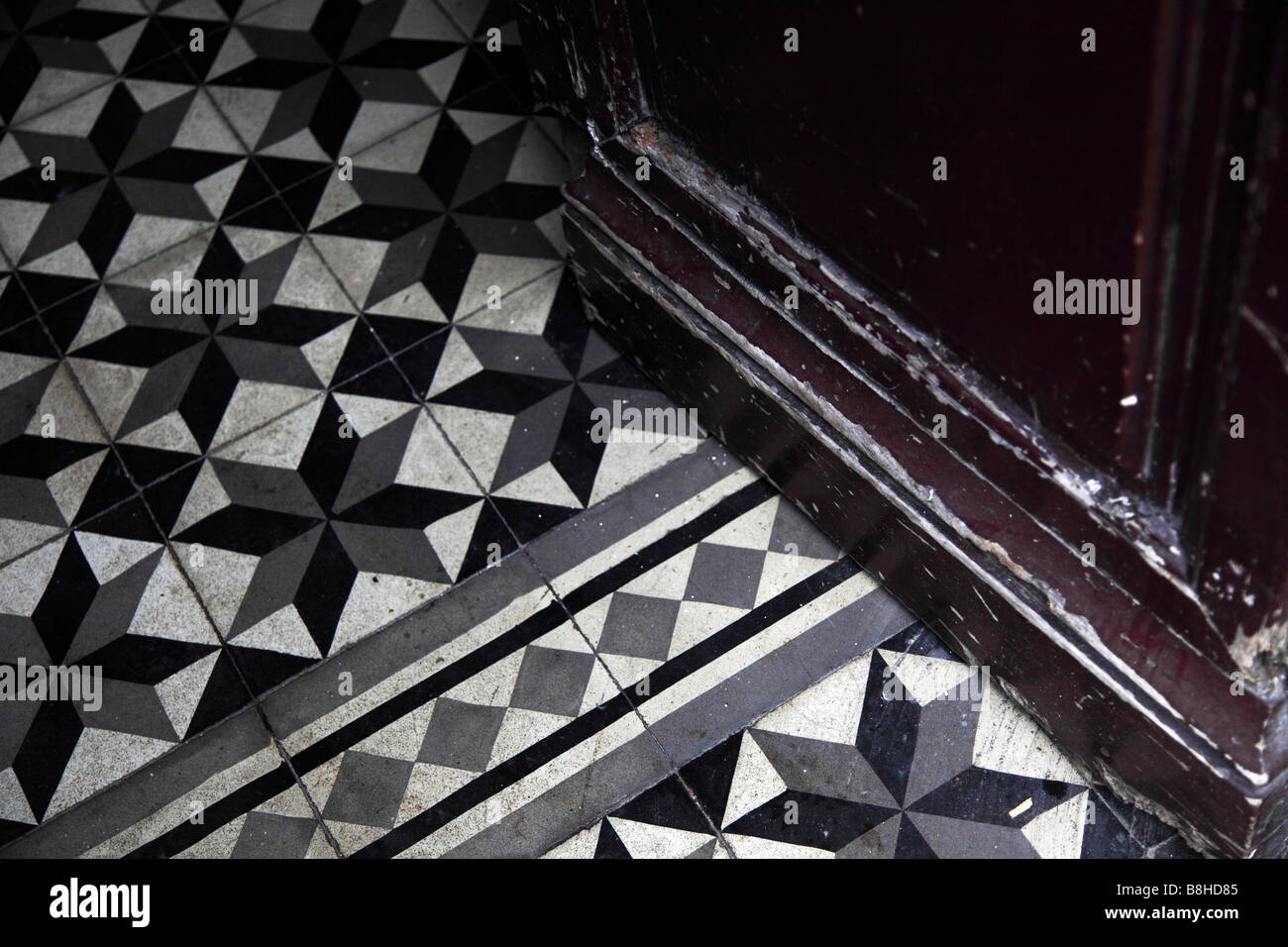 Ancienne porte d'entrée, sol carrelé, Vence, France Banque D'Images