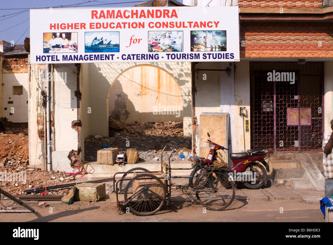 Inde Pondichéry MG Road de Conseil de l'enseignement supérieur signe au-dessus de locaux commerciaux vides Banque D'Images