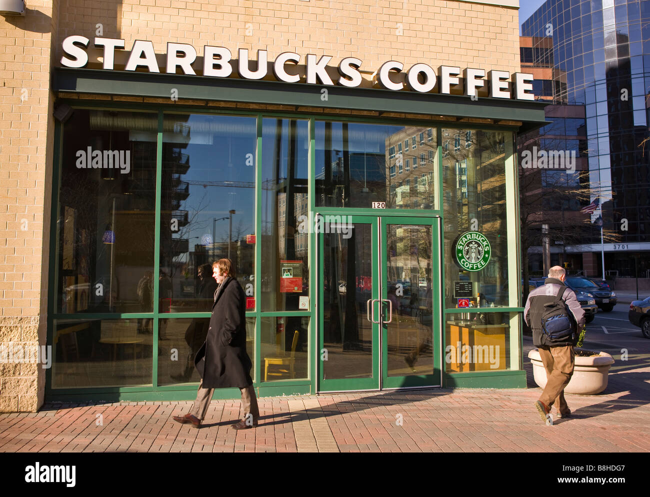 ARLINGTON VIRGINIA USA - Starbucks coffee shop sur l'extérieur et les gens on sidewalk Banque D'Images