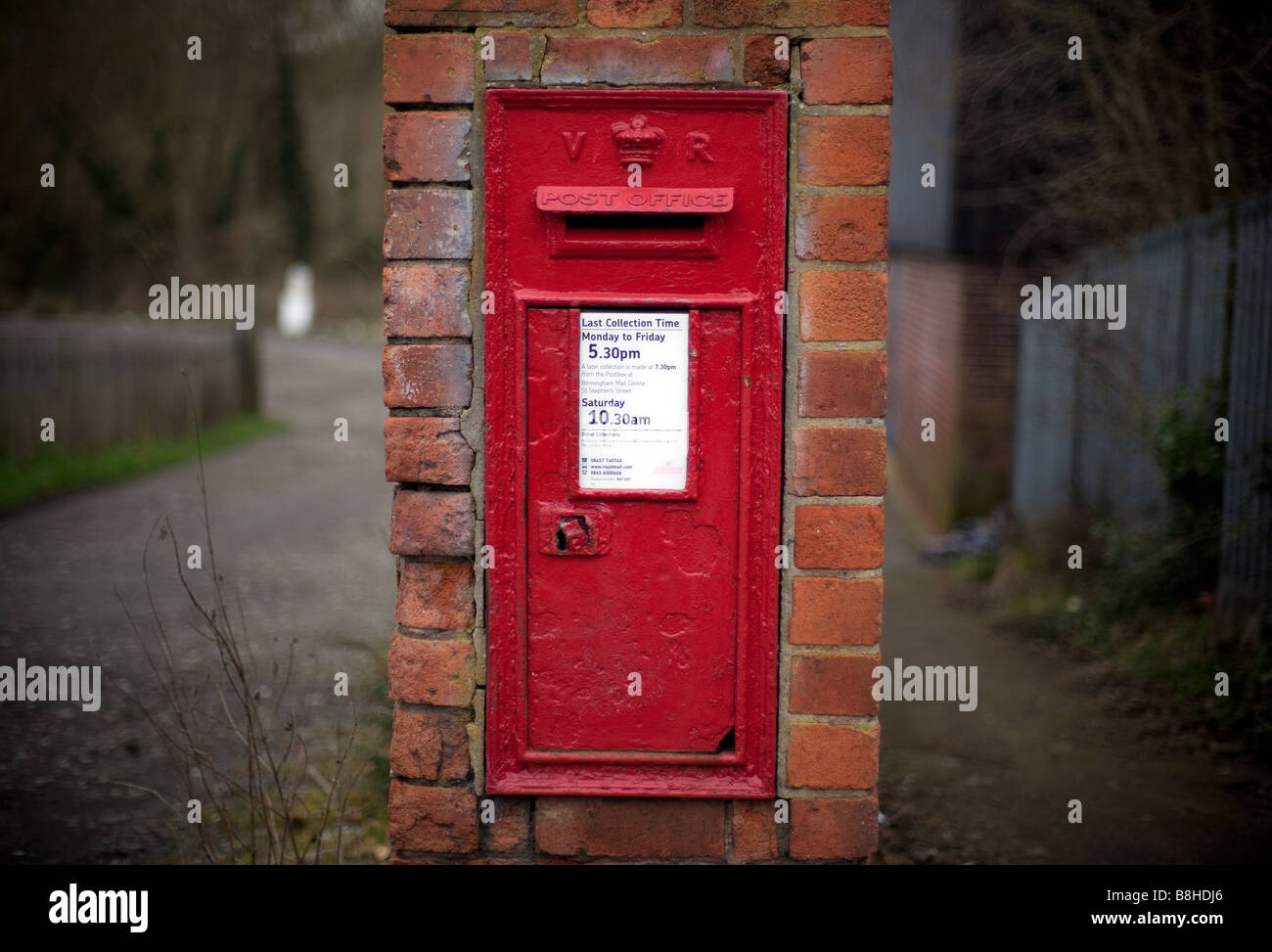 Un Royal Mail post box dans un cadre rural à Worcestershire England UK Banque D'Images