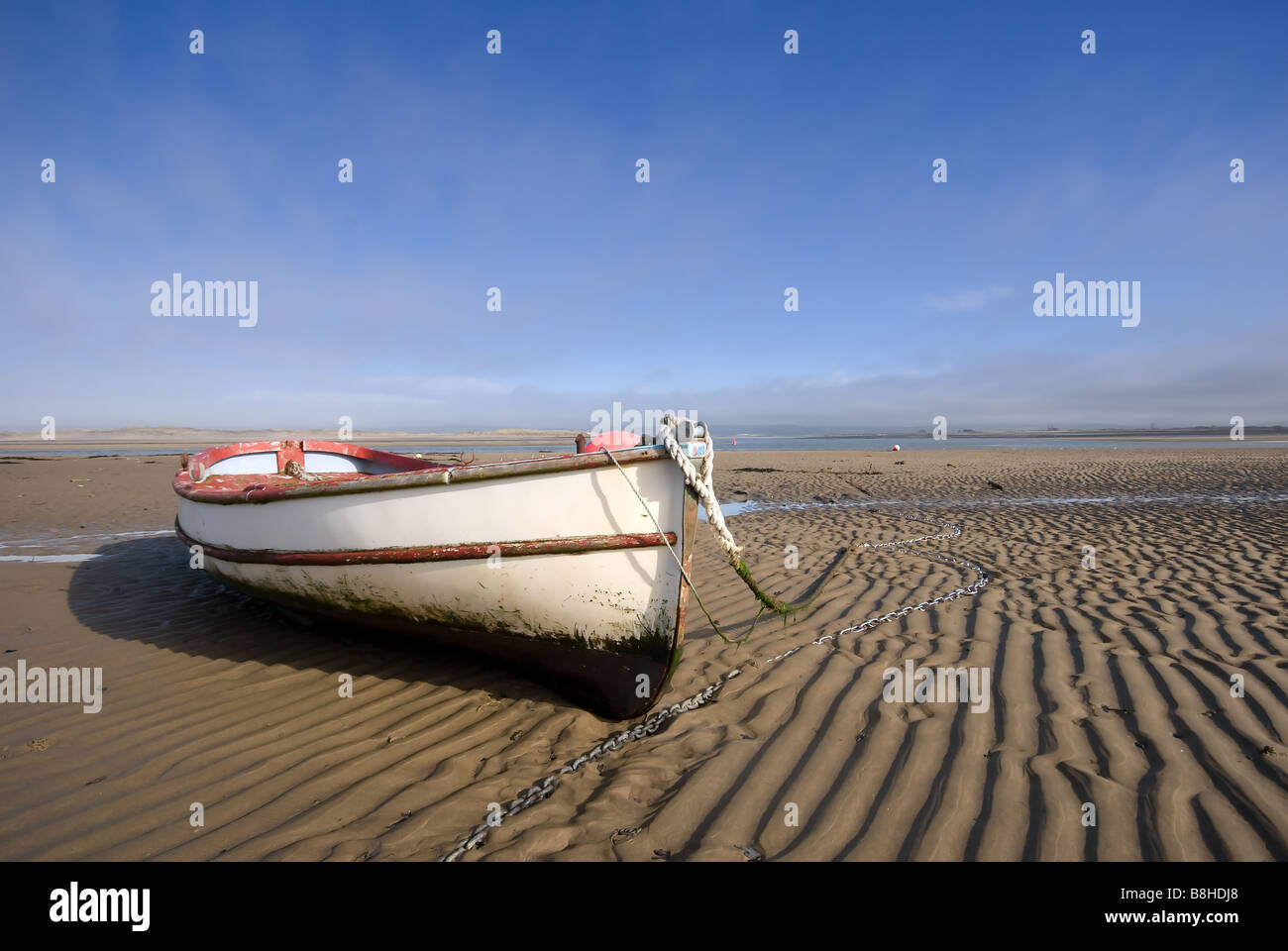 Voile sur sable dans Appledore, Devon avec ciel bleu Banque D'Images