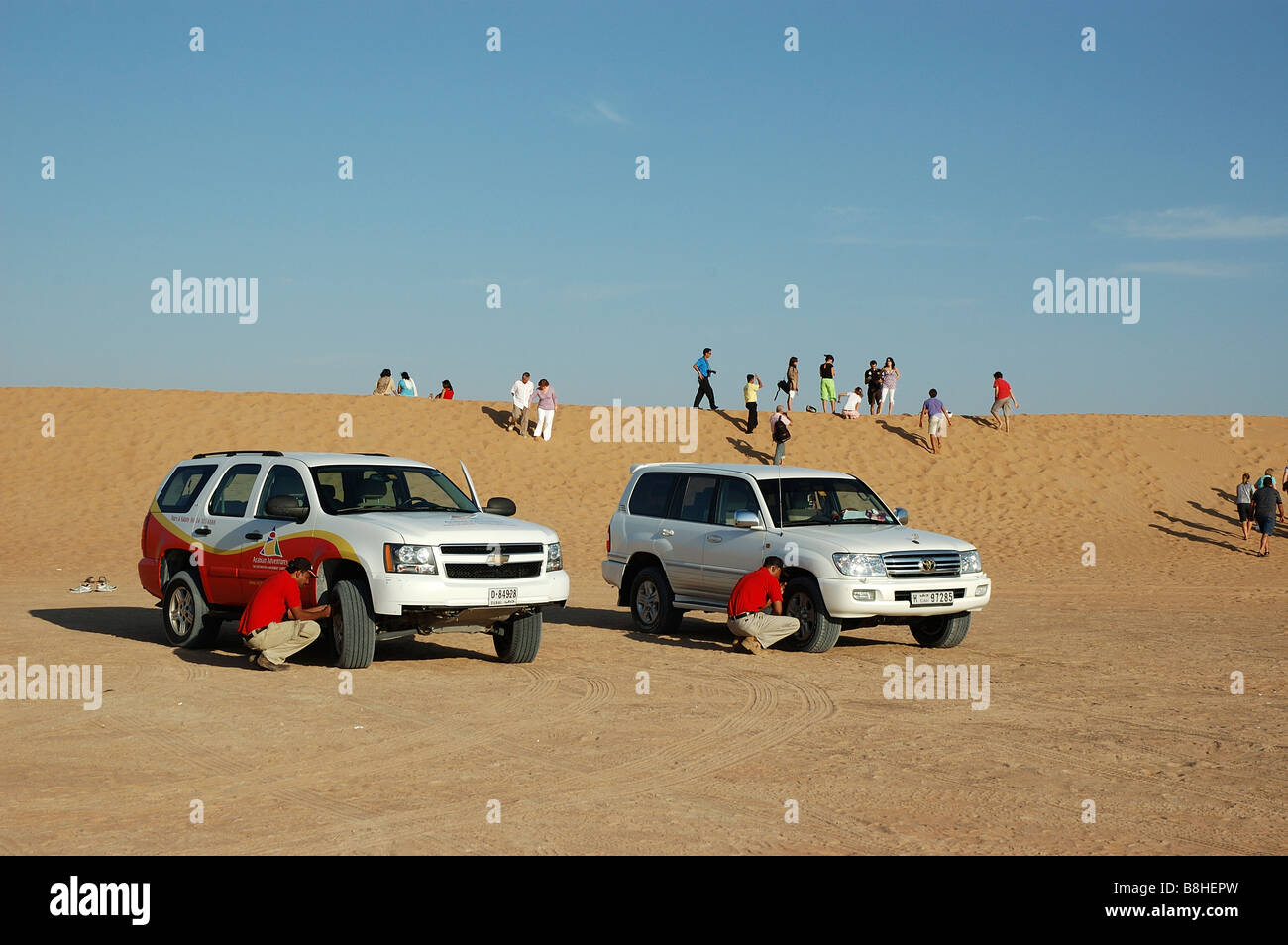 Vérification de la pression des pneus pour la conduite sur les dunes de sable, Desert Safari, Margham, Dubaï, Émirats arabes unis, Moyen Orient Banque D'Images
