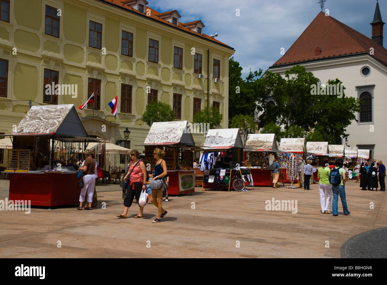 Marché de souvenirs à décrochage Hlavne namestie place principale dans la vieille ville Bratislava Slovaquie Europe Banque D'Images