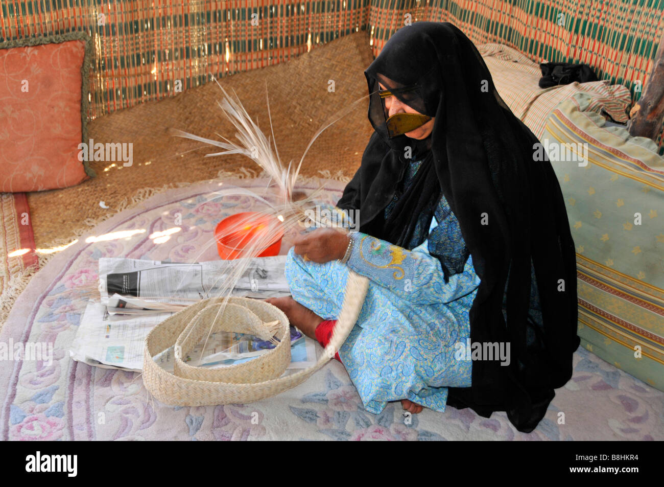 Fujairah Heritage Village montre femme arabe en costume traditionnel et le logement Banque D'Images