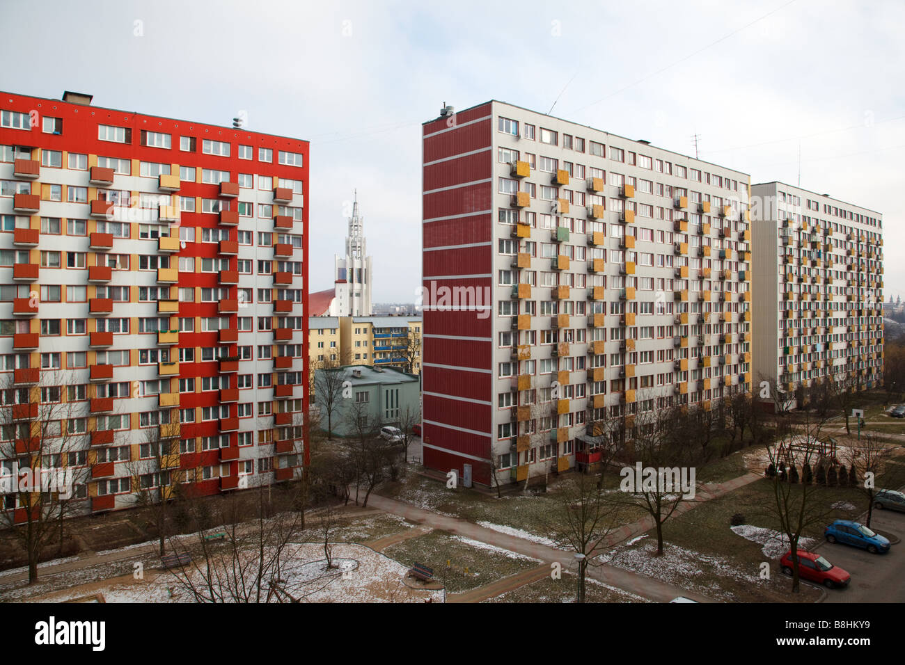 Blocs d'habitation socialiste de la fin de 1970 et une église catholique à Bialystok en Pologne Banque D'Images