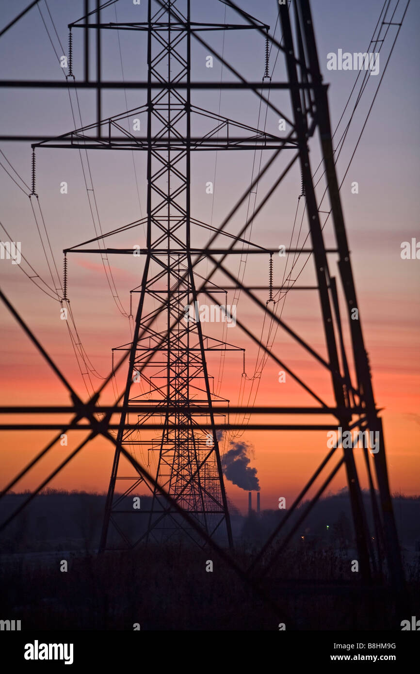 Chine Township Michigan lignes de transmission électrique conduire loin d'une DTE Energy centrale thermique au charbon Banque D'Images