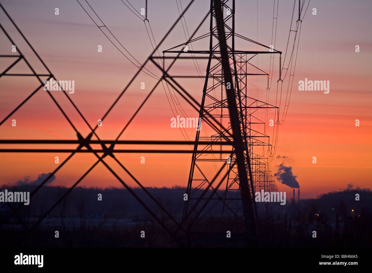 Chine Township Michigan lignes de transmission électrique conduire loin d'une DTE Energy centrale thermique au charbon Banque D'Images