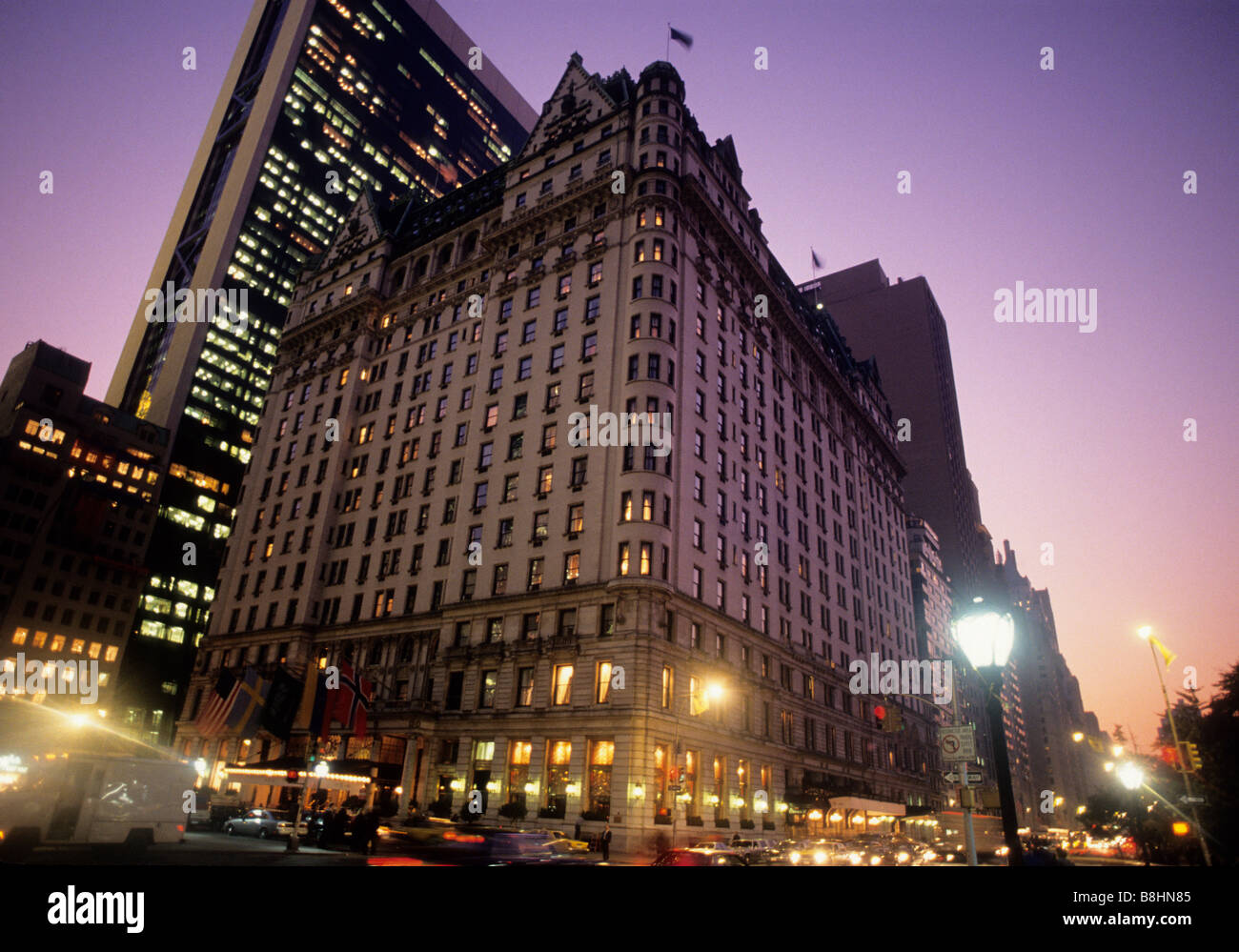 L'extérieur du Plaza Hotel se trouve sur la Cinquième Avenue à New York. Survoler Midtown Manhattan au crépuscule et allumer les feux de la rue sur Grand Army Plaza. New York. Banque D'Images