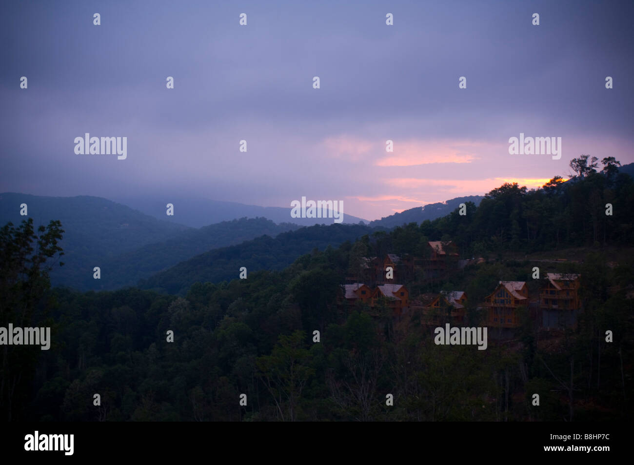 Le soleil se couche sur une rangée de cabines à Wolf Laurel dans les montagnes de Caroline du Nord. Banque D'Images