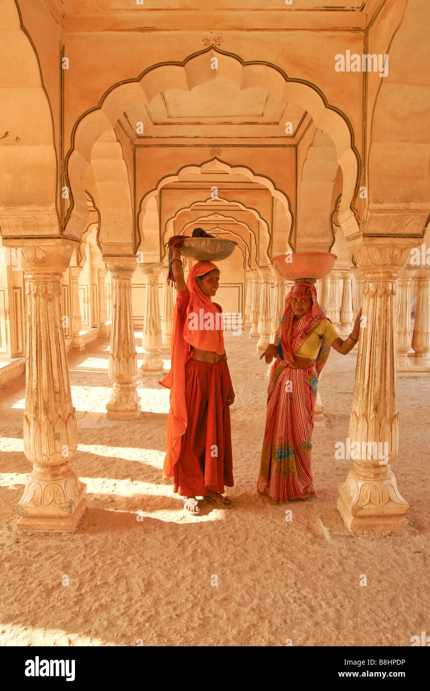 Les filles de moins de Rajasthani arches Hall d'audience publique, l'Amber (amer) Fort, Jaipur, Rajasthan, Inde Banque D'Images