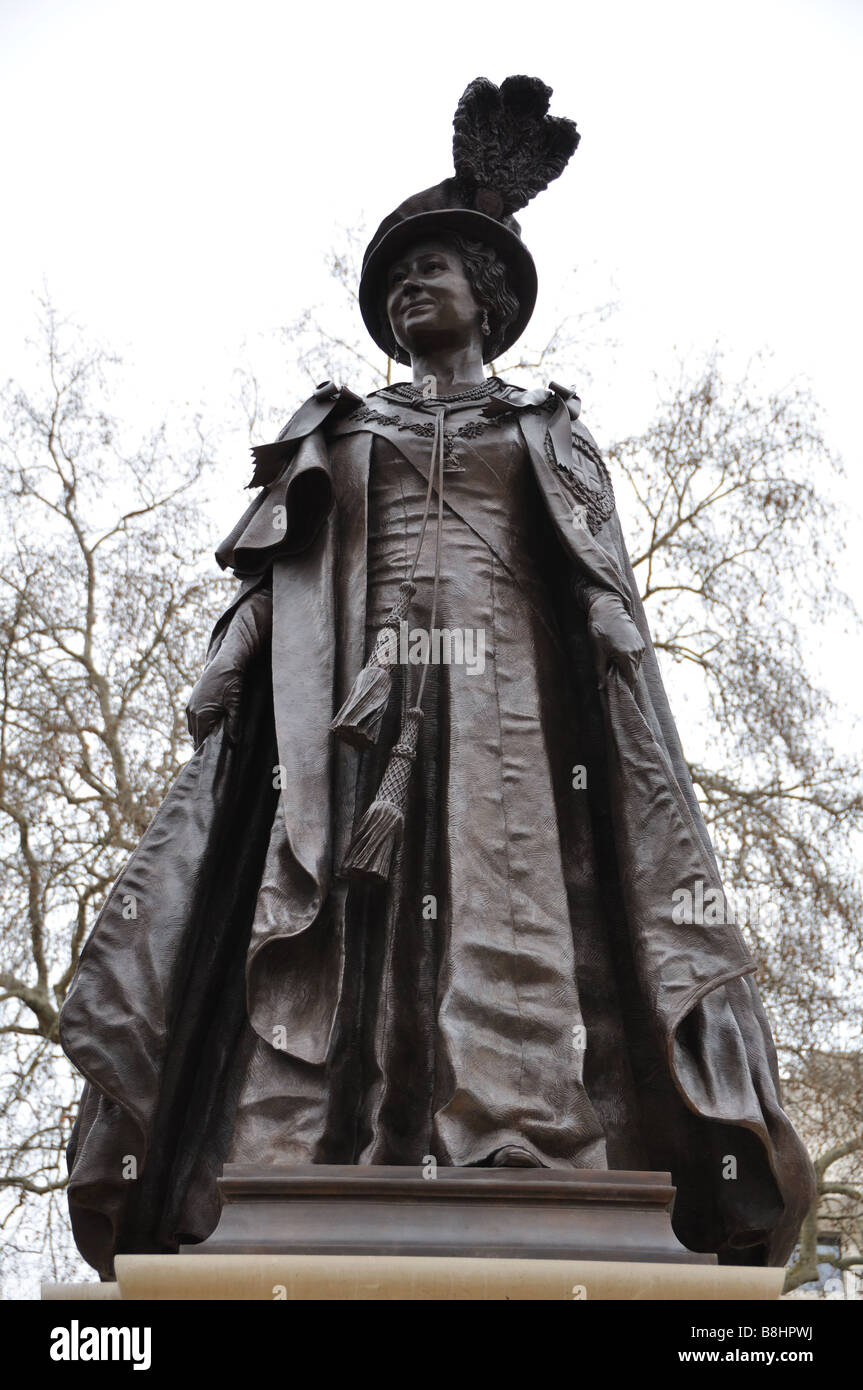 La reine Elizabeth la reine mère Statue. Le Mall, Londres, Angleterre. Banque D'Images