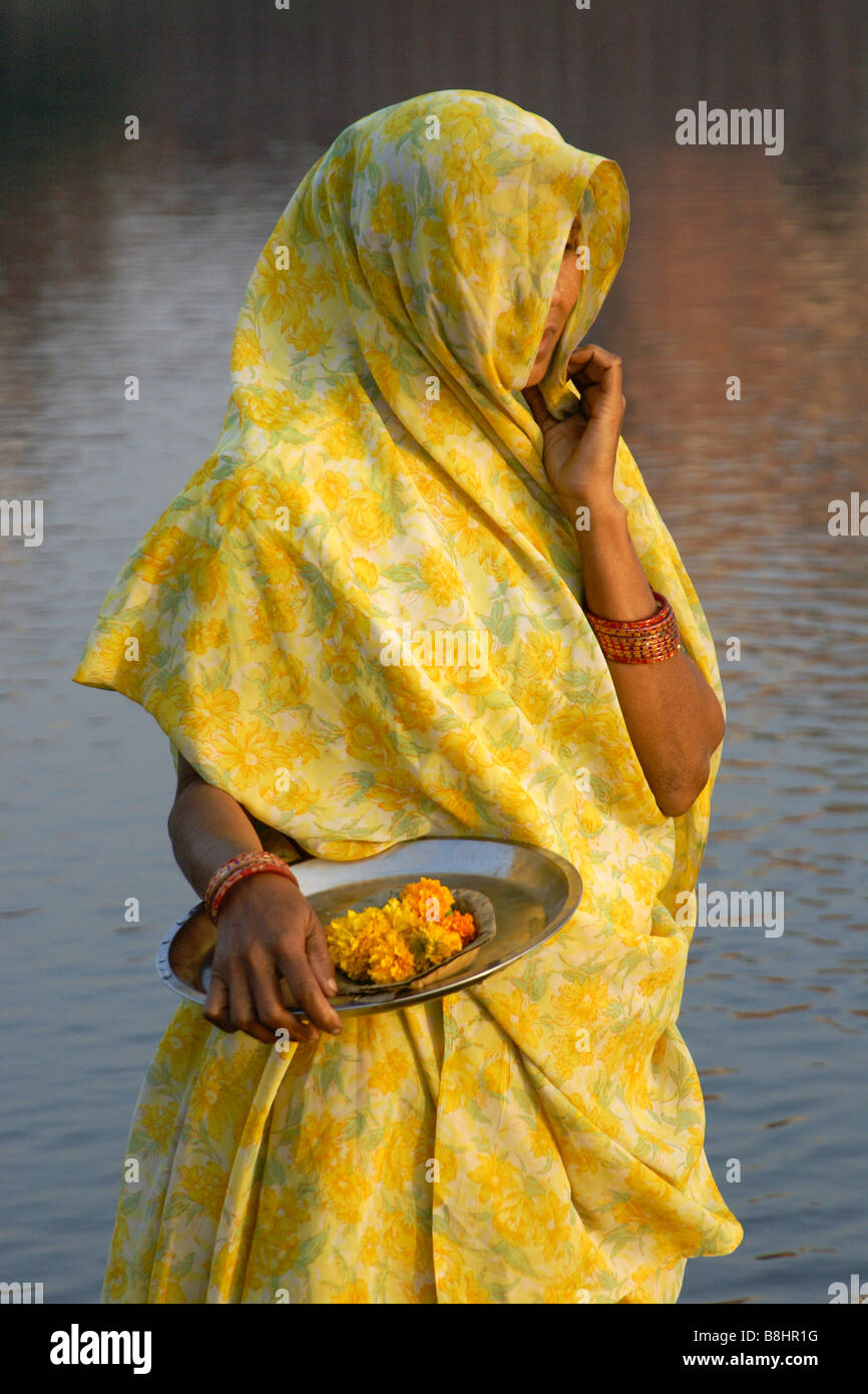 Femme portant sari, debout en rivière avec le souci d'offrir, Agra, Inde Banque D'Images