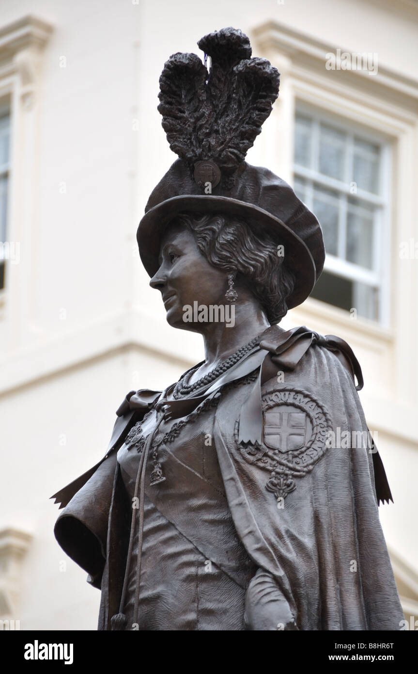 La reine Elizabeth la reine mère Statue. Le Mall, Londres, Angleterre. Banque D'Images