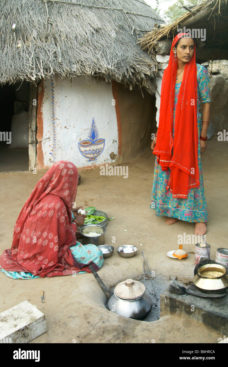 La préparation de repas à l'extérieur des femmes Bishnoi home, Rajasthan, Inde Banque D'Images
