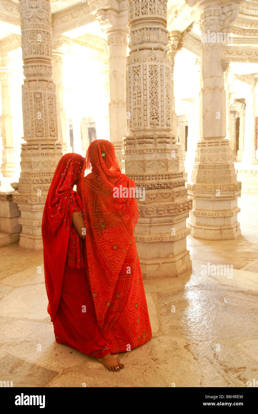 Les femmes dans le temple Jain de Ranakpur, Rajasthan, Inde Banque D'Images