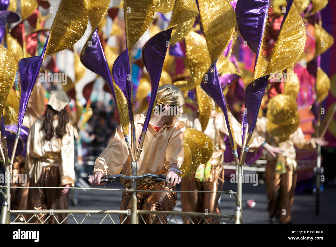 Les participants, les spectateurs et les personnages et les spectateurs du défilé de la St Patricks Day Parade, Dublin, Irlande Banque D'Images