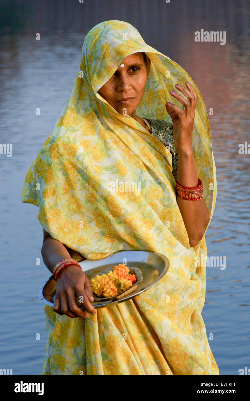 Femme portant sari, debout en rivière avec le souci d'offrir, Agra, Inde Banque D'Images