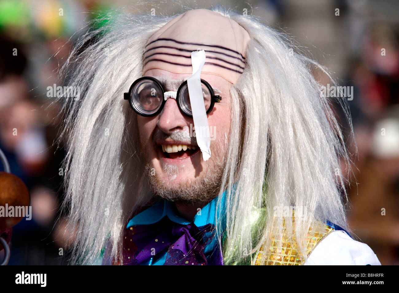 Les participants, les spectateurs et les personnages et les spectateurs du défilé de la St Patricks Day Parade, Dublin, Irlande Banque D'Images