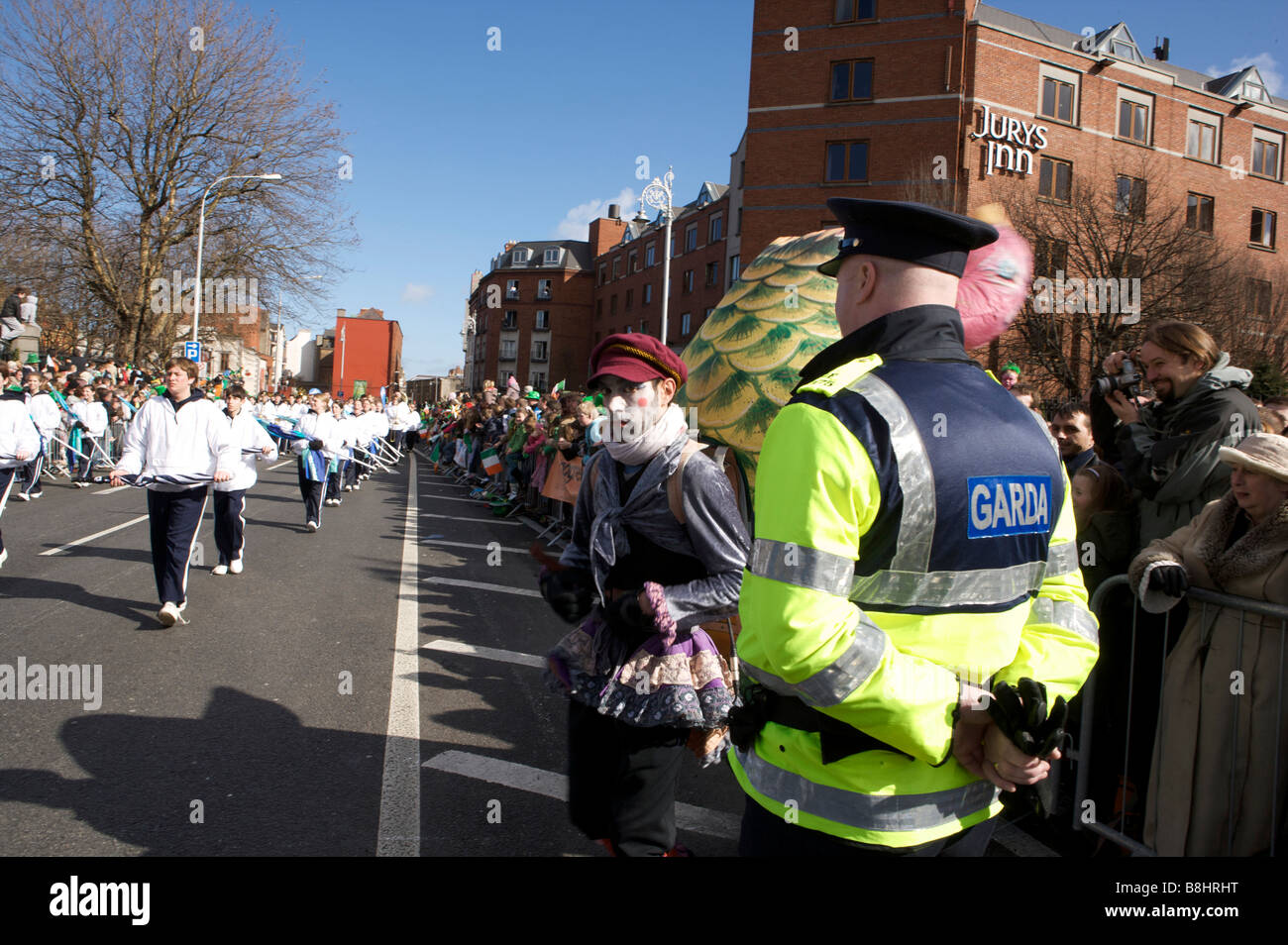 Un participant artiste de rue, divertit la foule dans le St Patricks Day Parade à Dublin en Irlande Banque D'Images