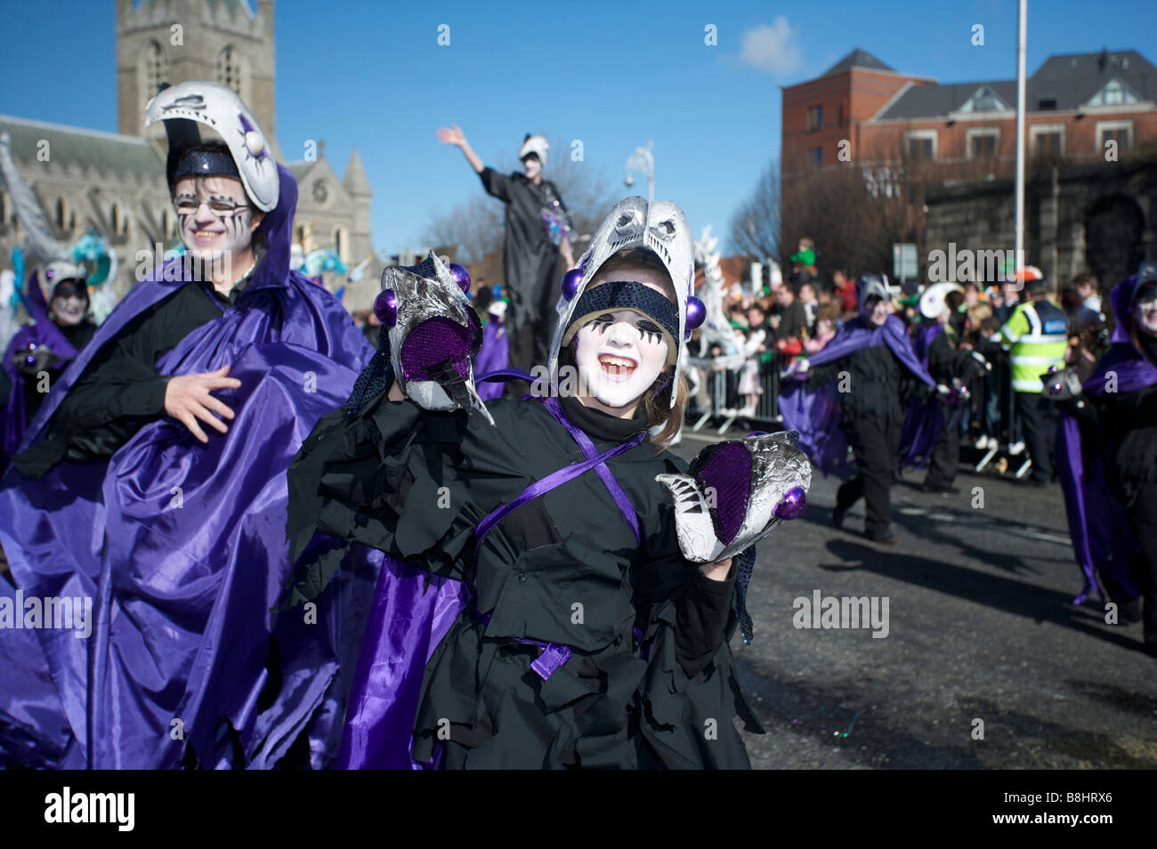 Les participants, les spectateurs et les personnages et les spectateurs du défilé de la St Patricks Day Parade, Dublin, Irlande Banque D'Images