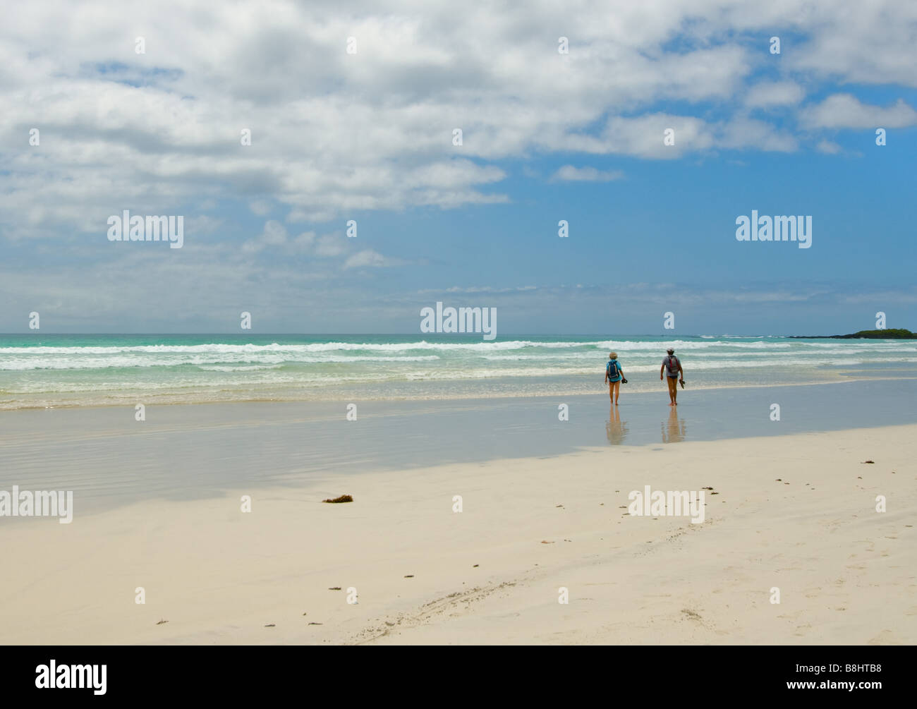 Deux personnes marchant dans la plage Banque D'Images