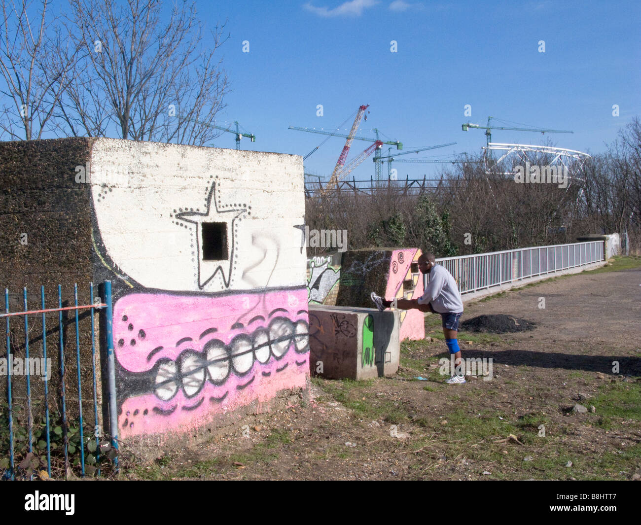 UK.jogger le long de la voie verte par le site de construction du Parc olympique dans l'Est de Londres. Photo @ Julio Etchart Banque D'Images UK.jogger le long de la voie verte par le site de construction du Parc olympique dans l'Est de Londres. Photo @ Julio Etchart Banque D'Images