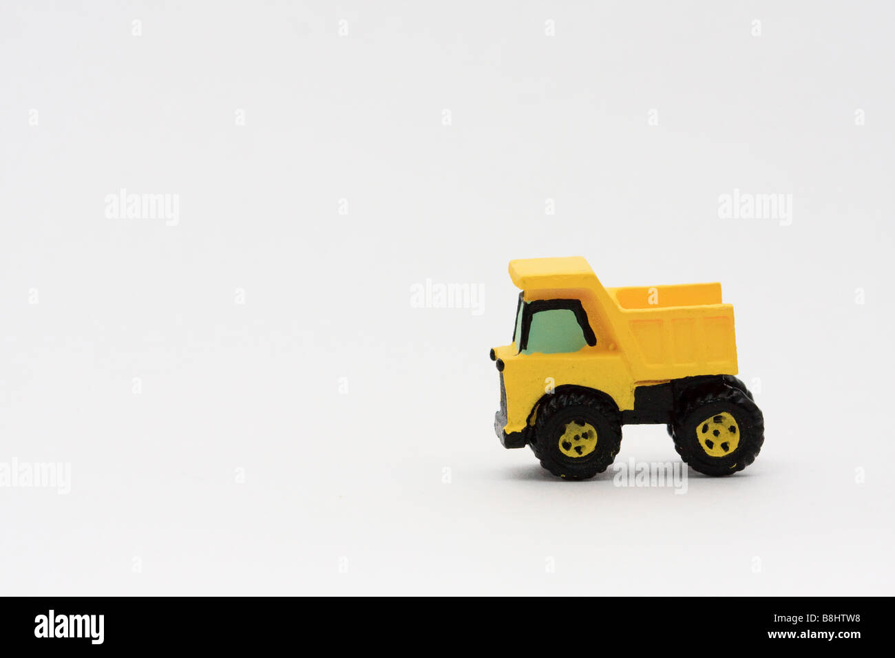 Camion benne jaune sur fond blanc. Banque D'Images