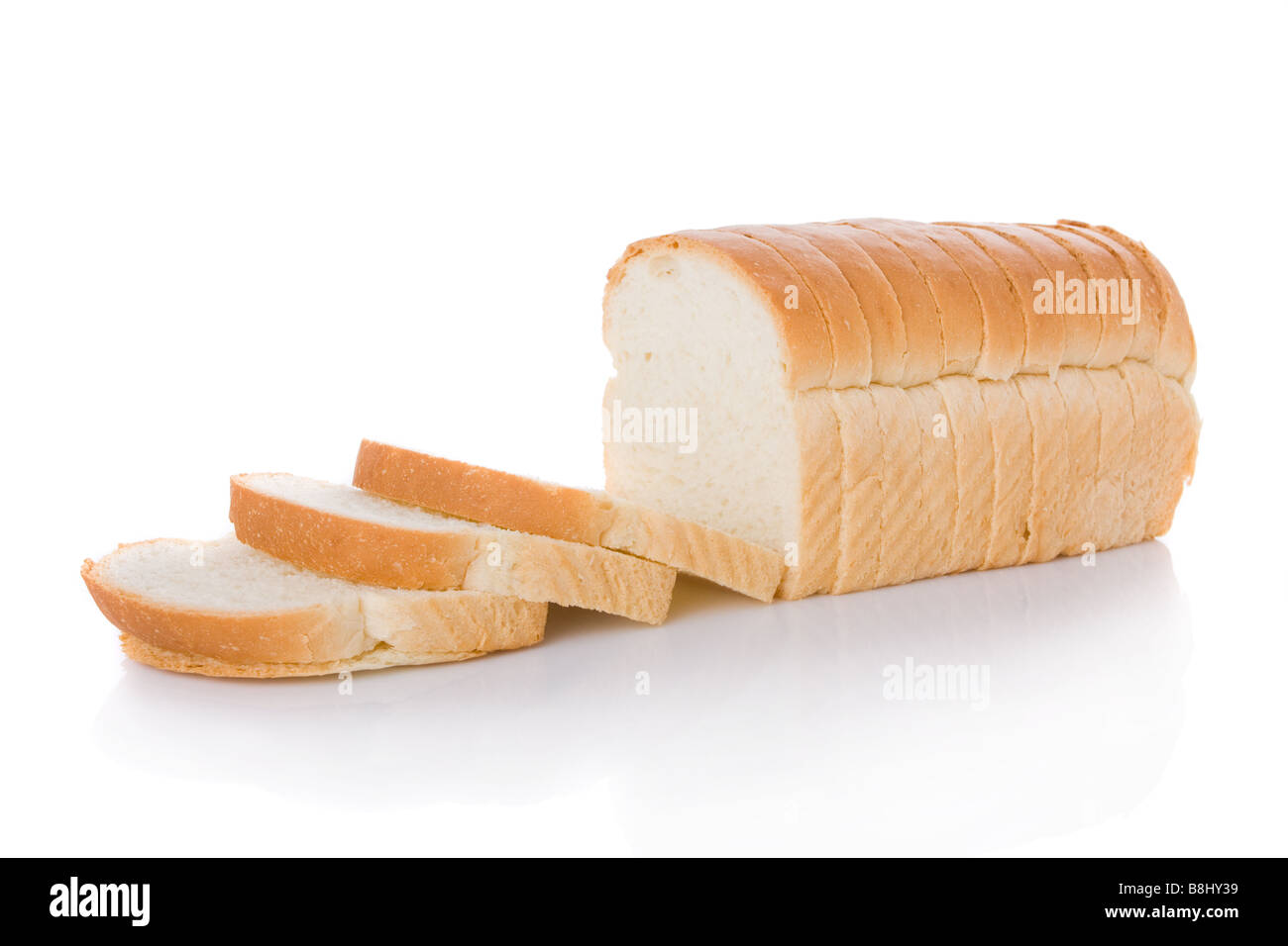 Tranches de miche de pain isolé sur fond blanc Banque D'Images